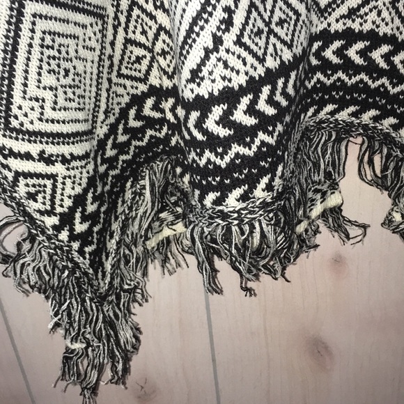 Aztec Print Sweater Cardigan/poncho - Picture 6 of 7